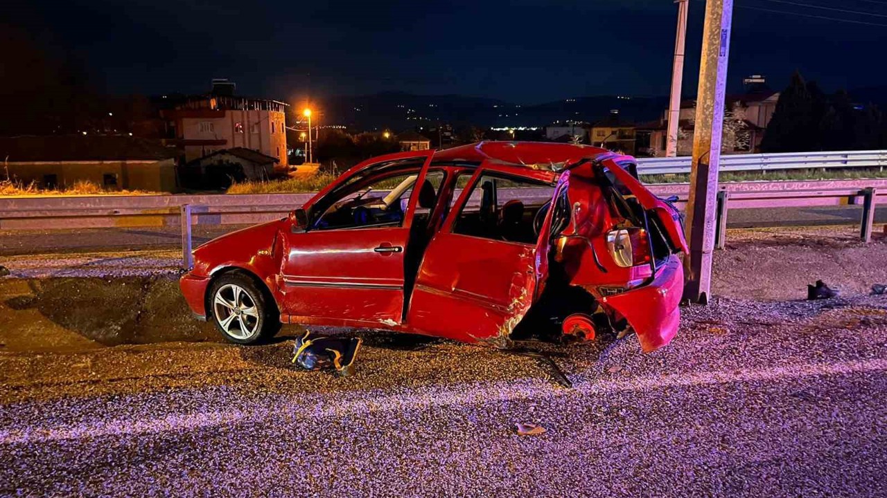 Manisa’da otomobil elektrik direğine çarptı: 2 ölü, 1 ağır yaralı
