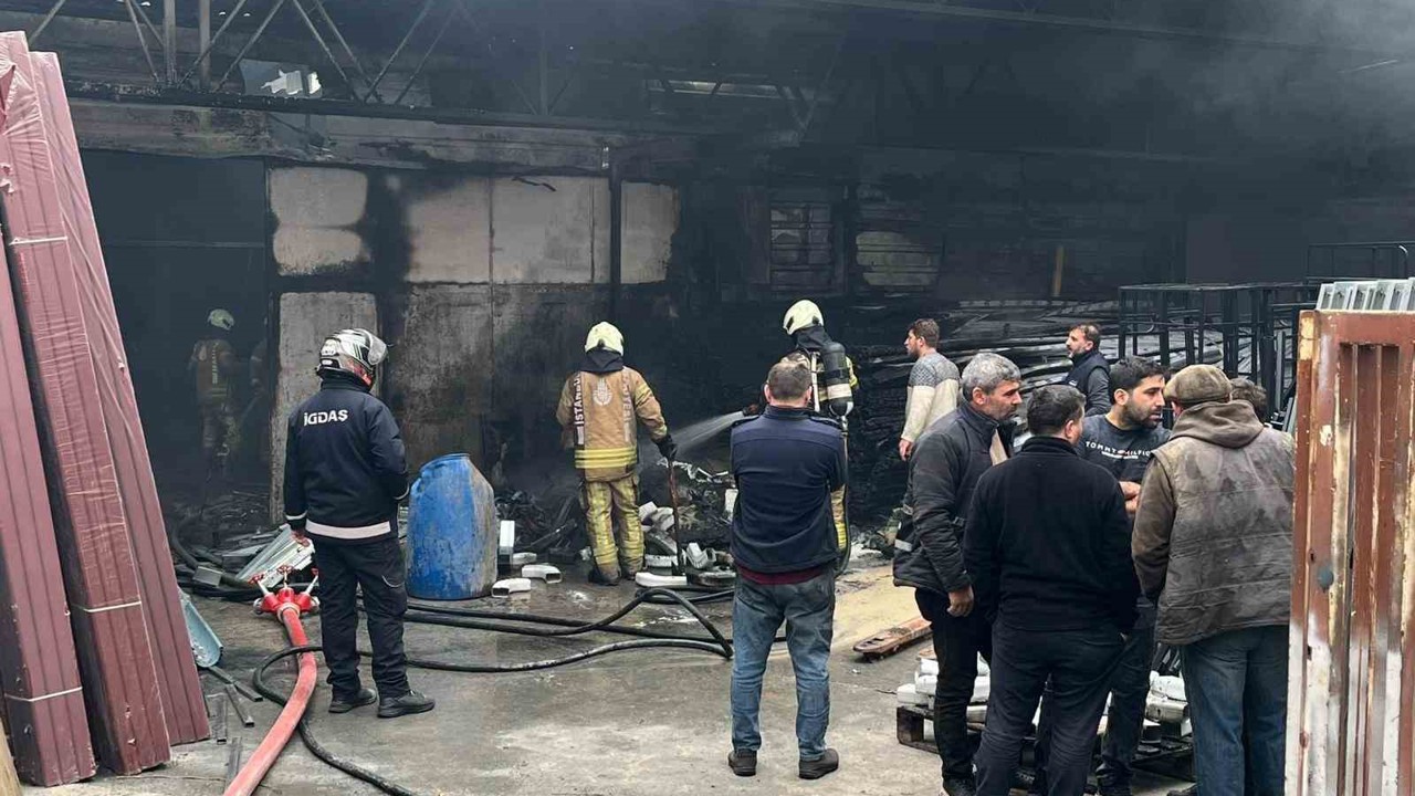 Sultanbeyli’de plastik imalathanesinde korkutan yangın
