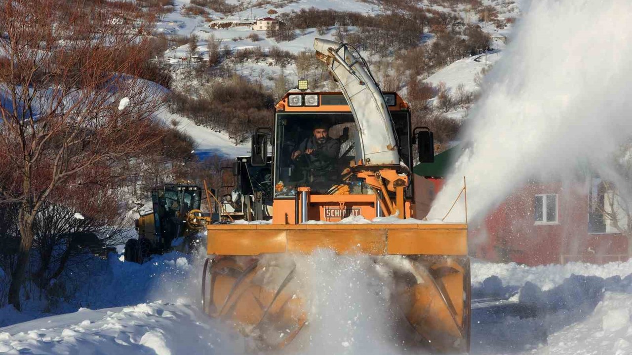 Bingöl’de yoğun kar yağışı sonrası köy yollarında çalışmalar devam ediyor
