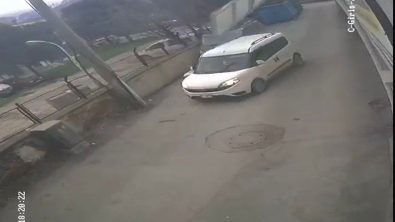 Bursa’da çatı ve prefabrik evler böyle uçtu, ağaçlar kırıldı
