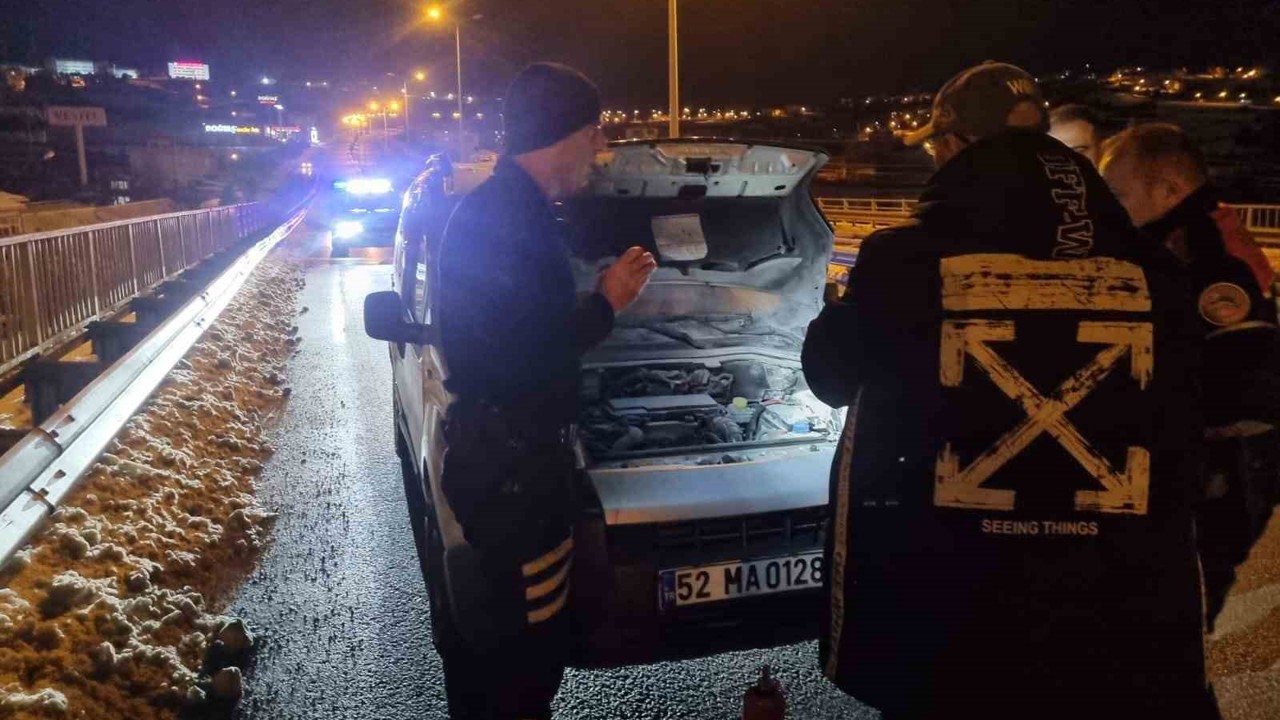 Sinop’ta seyir halindeki hafif ticari araç alev aldı
