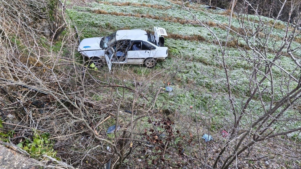 Kontrolden çıkan otomobil şarampole uçtu: 3 yaralı
