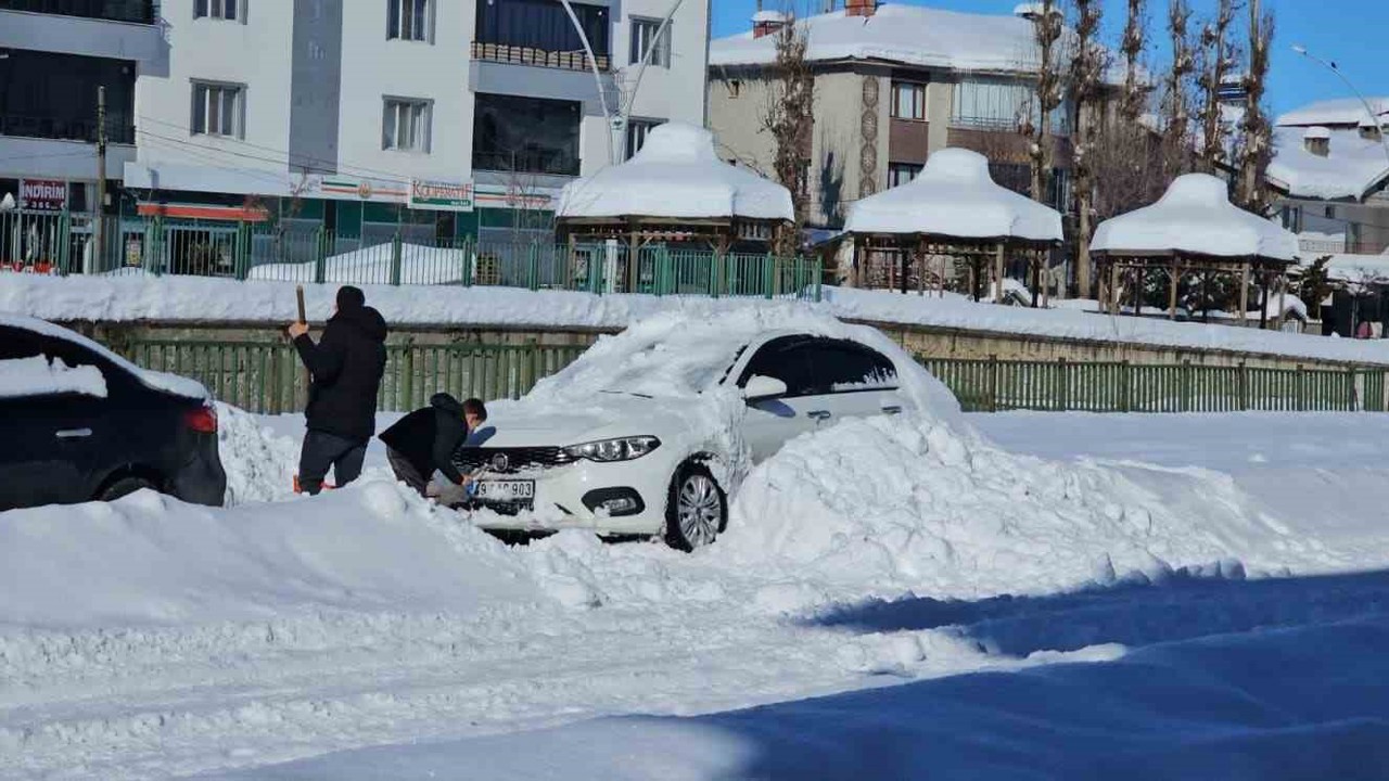 Hasköy’de araçlar kar altında kayboldu
