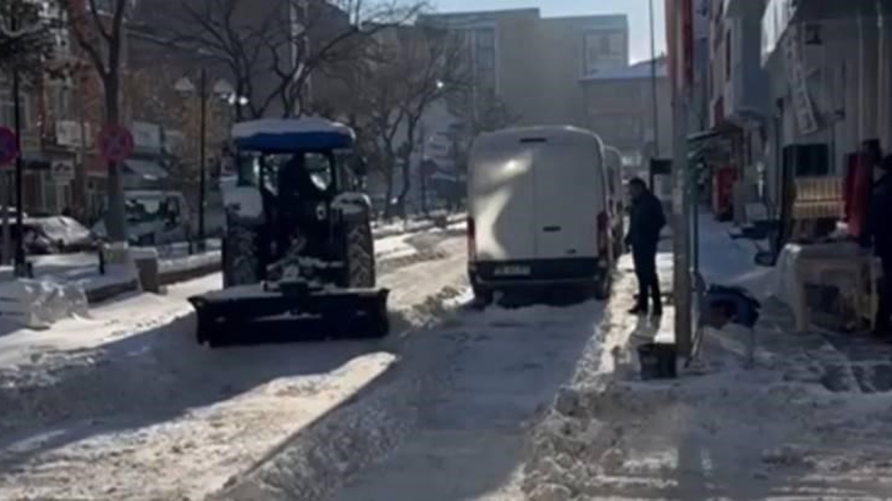 Karsta esnaf karla mücadeleye satış yaptığı traktörlerle destek verdi
