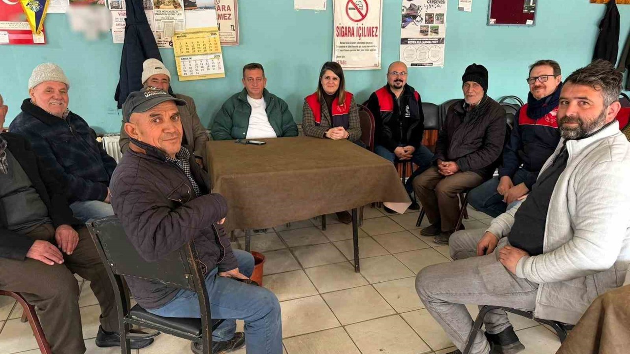 Köy köy gezilerek, çiftçiye tarımsal üretimin plânlanması ve desteklemeleri anlatılıyor
