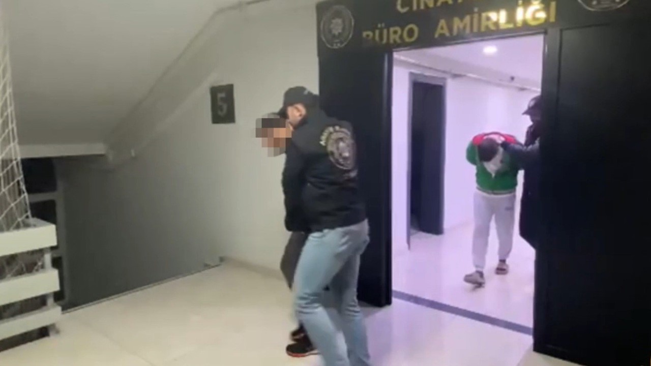 Kan lekesi, annesini öldüren zanlıyı ele verdi
