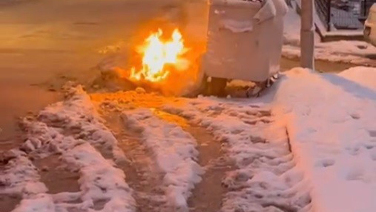 Çöp konteynırı yanına bırakılan eşyalar alev aldı
