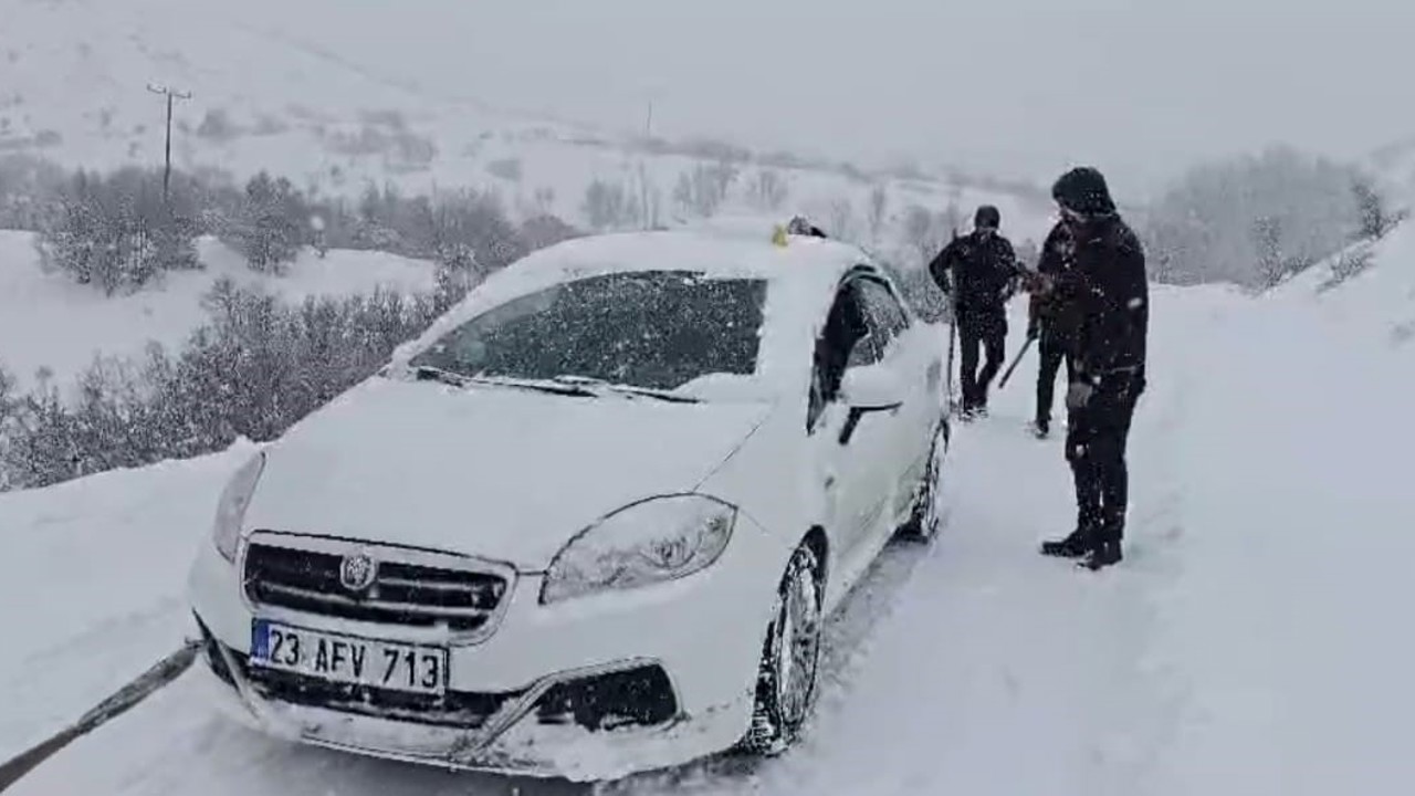 Malatya’da karlı yolda kalan araç ve hasta vatandaşlara büyükşehir ekipleri yetişti
