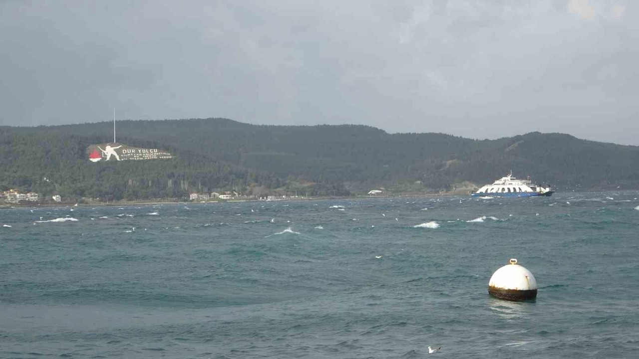 Çanakkale Boğazı lodos fırtınası nedeniyle transit gemi geçişlerine kapatıldı
