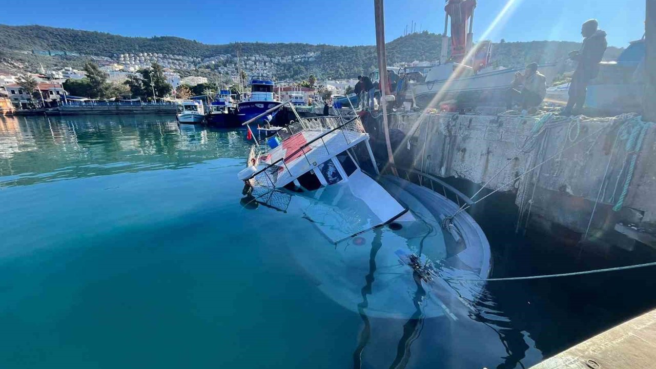 Kuvvetli rüzgar Güllük’te tekneyi batırdı
