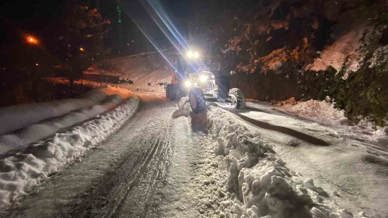 Trabzon’da karla mücadele sürüyor
