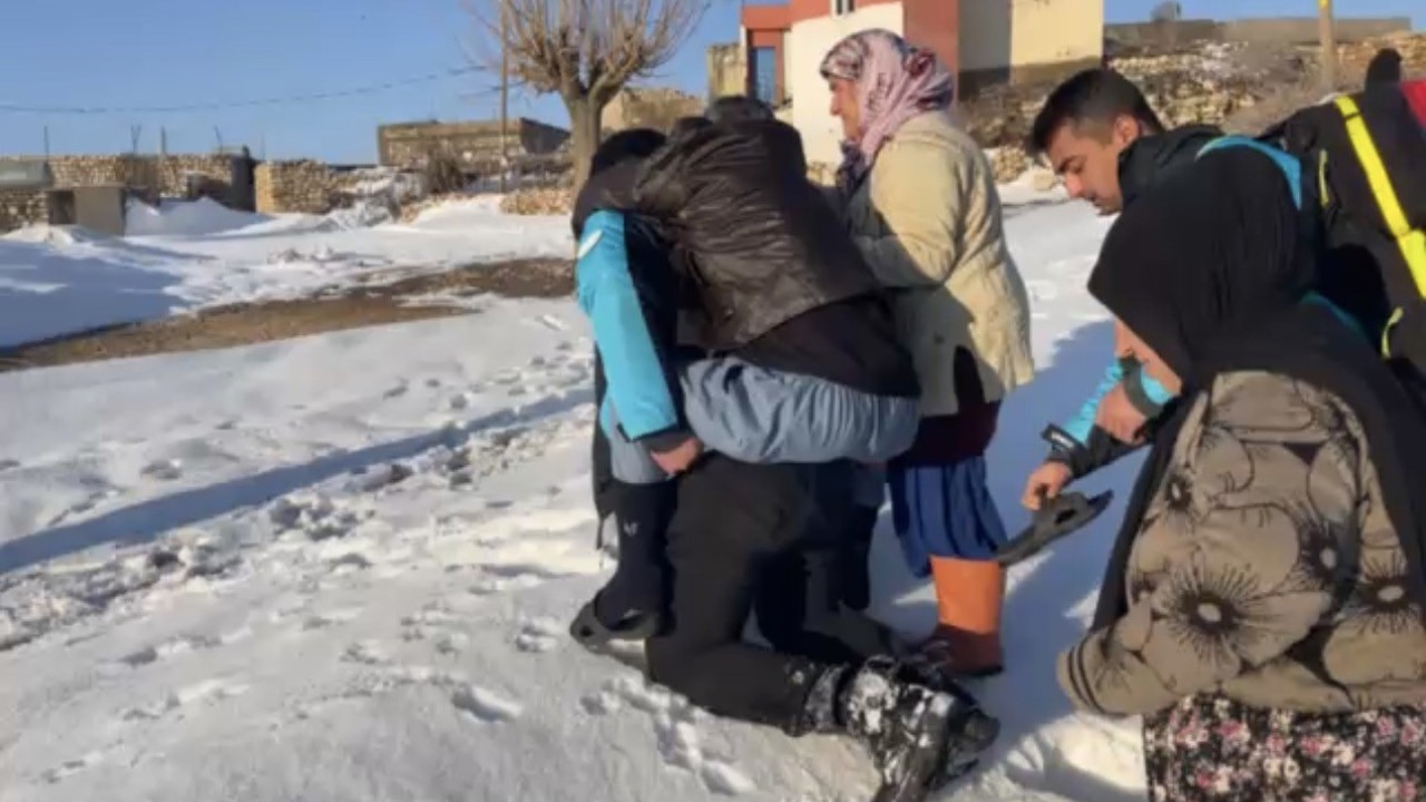 Mardin’de fedakar sağlık personeli: 84 yaşındaki hastayı sırtında taşıdı
