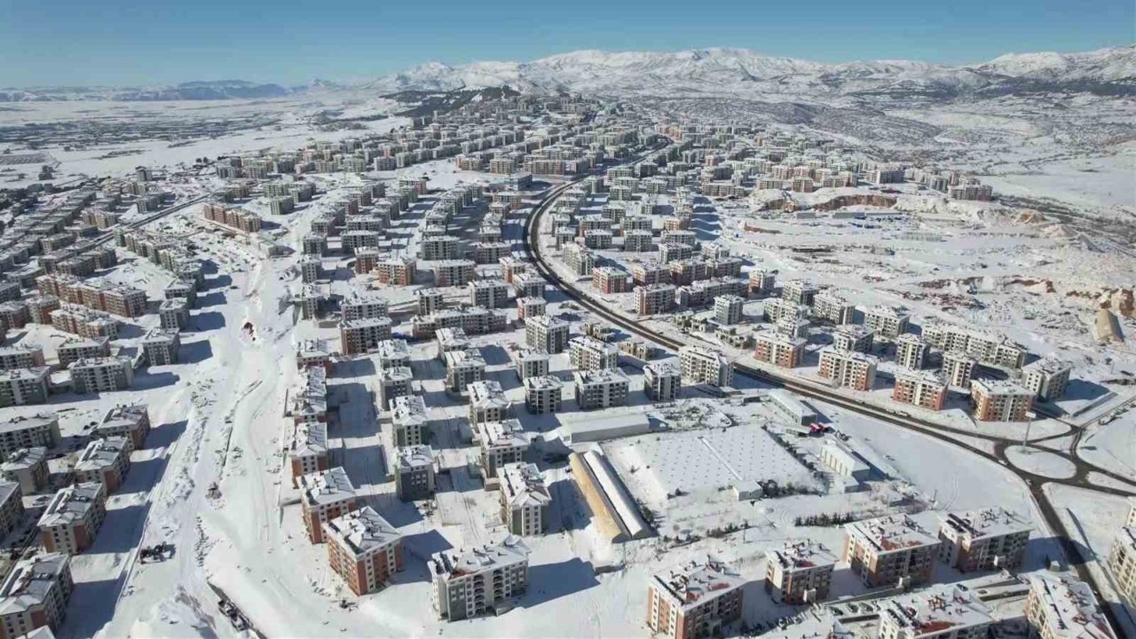 Beyaza bürünen İndere konutları depremzedelere sıcak yuva oldu
