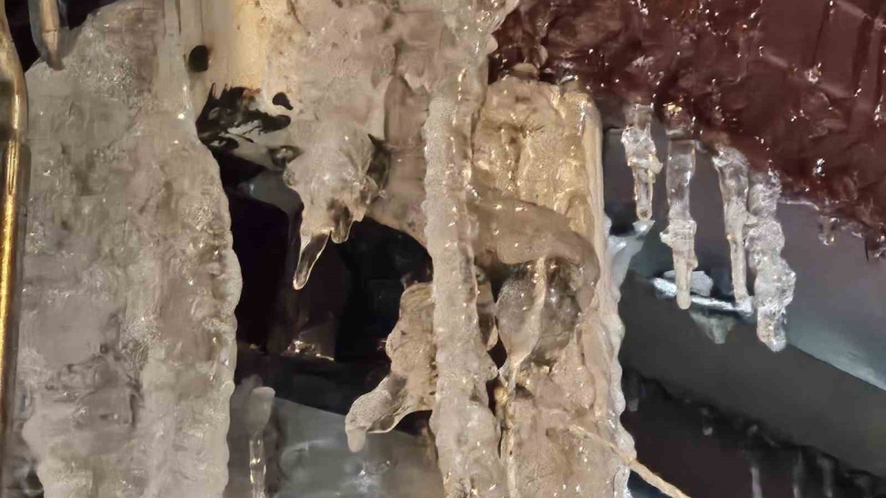 Elazığ’da metrelerce buz sarkıtı oluştu
