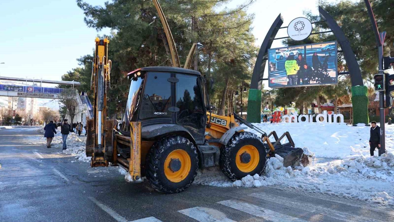 Mardin’de karla mücadele çalışmaları aralıksız sürüyor
