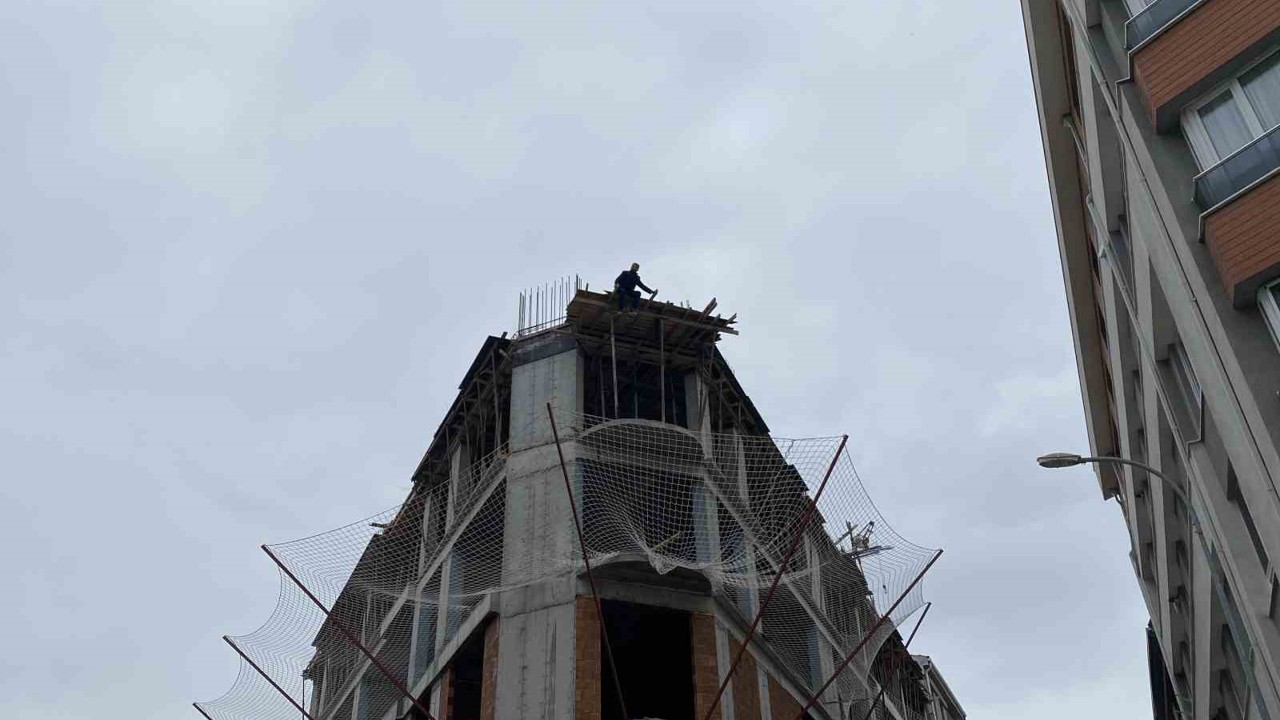 Eskişehir’de panik anları: İnşaatın 8’inci katından atlamaya çalıştı
