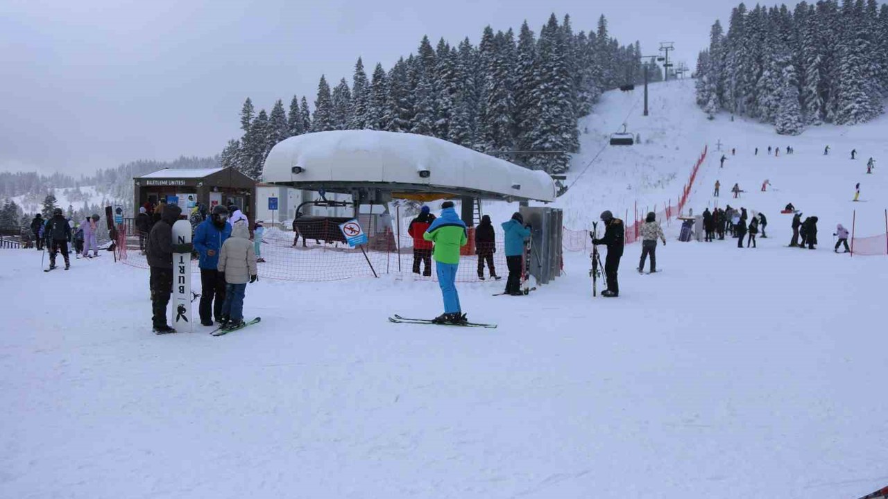 Kar yağışını fırsat bilen kayakçılar, Ilgaz Yurduntepe Kayak Merkezi’ne akın etti

