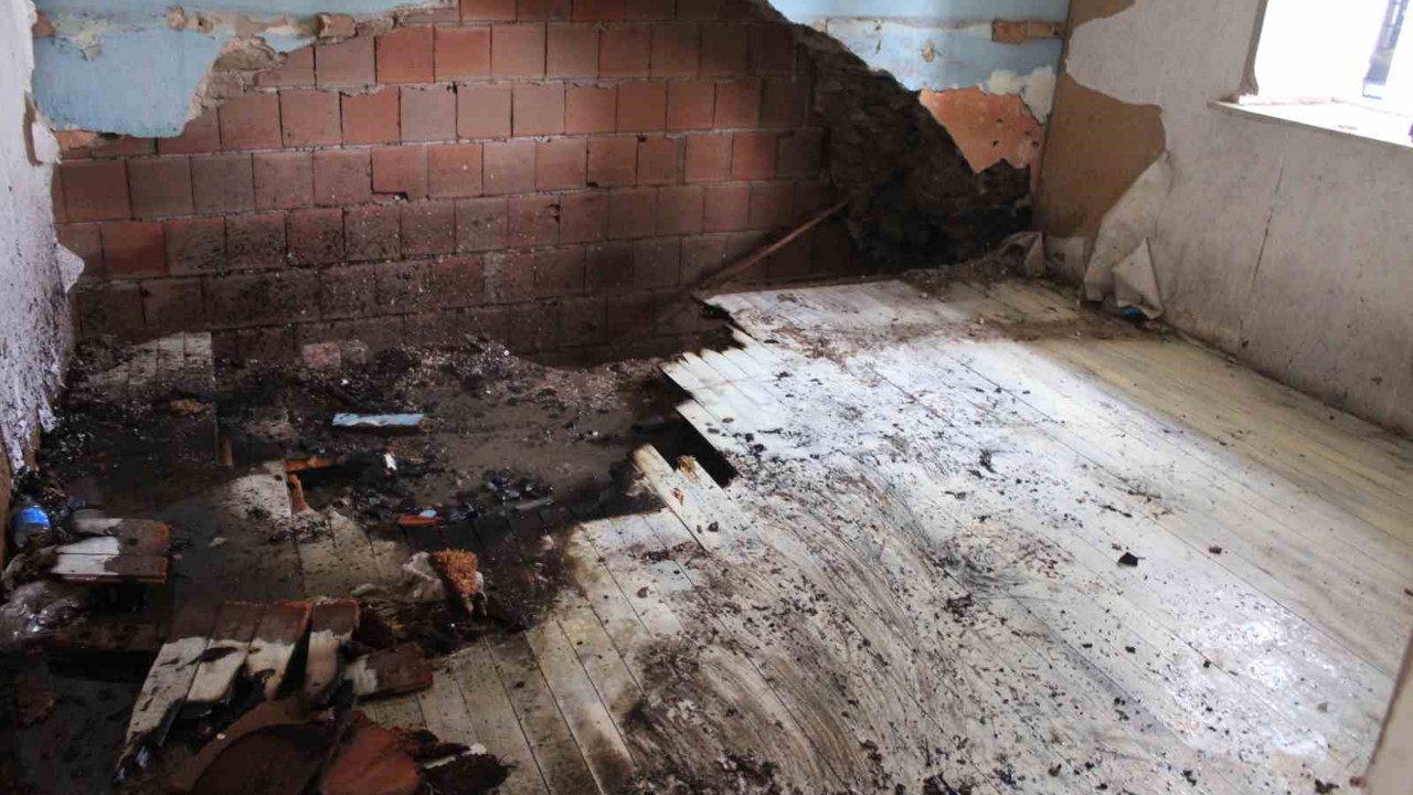 Tahtalar tutuştu, itfaiye harekete geçti
