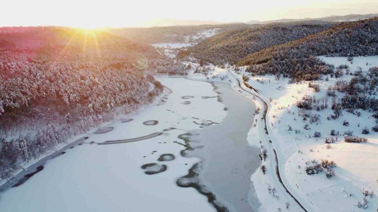Buz tutan göletlerden kartpostallık manzaralar
