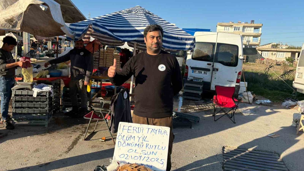 Ferdi Tayfur’un ölüm yıldönümünde lokum ve bisküvi dağıttı

