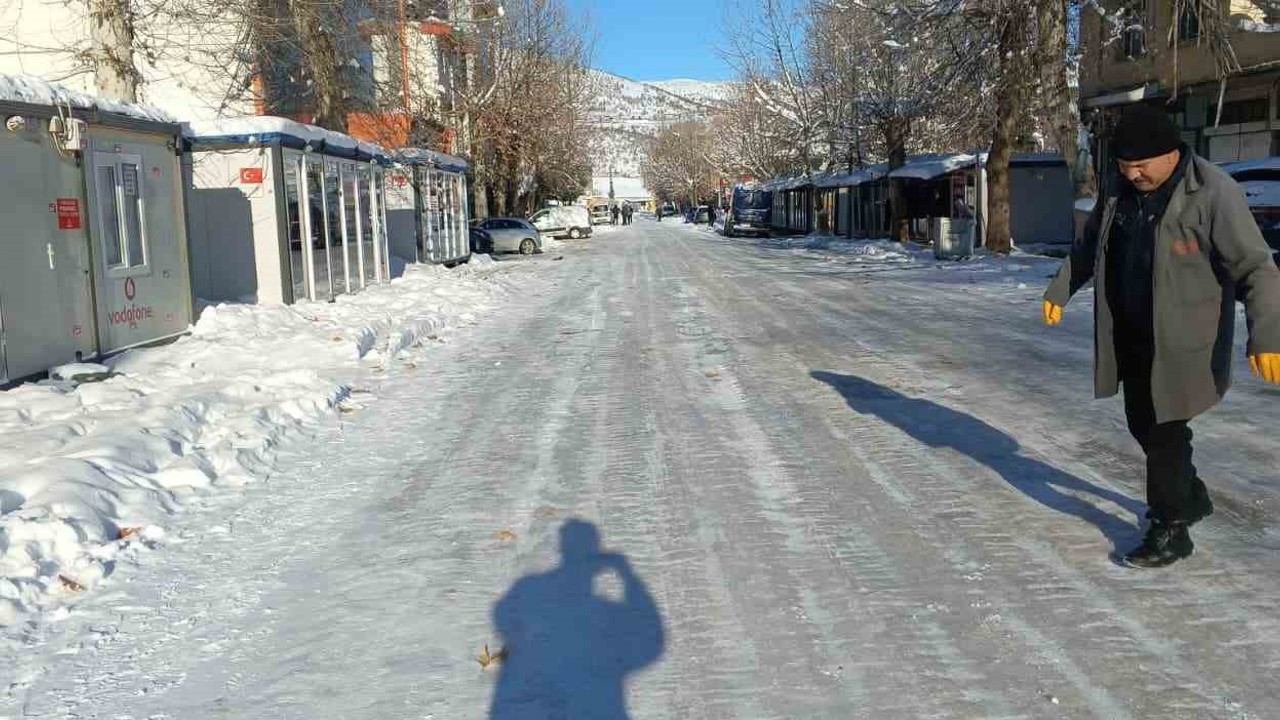 Gölbaşı’nda yollar buz pistine döndü
