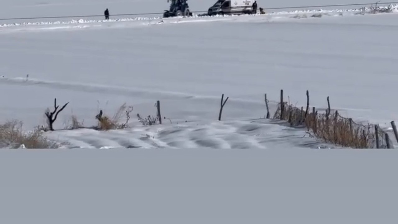 Diyarbakır’da kara saplanan ambulans, köylüler tarafından çıkartıldı
