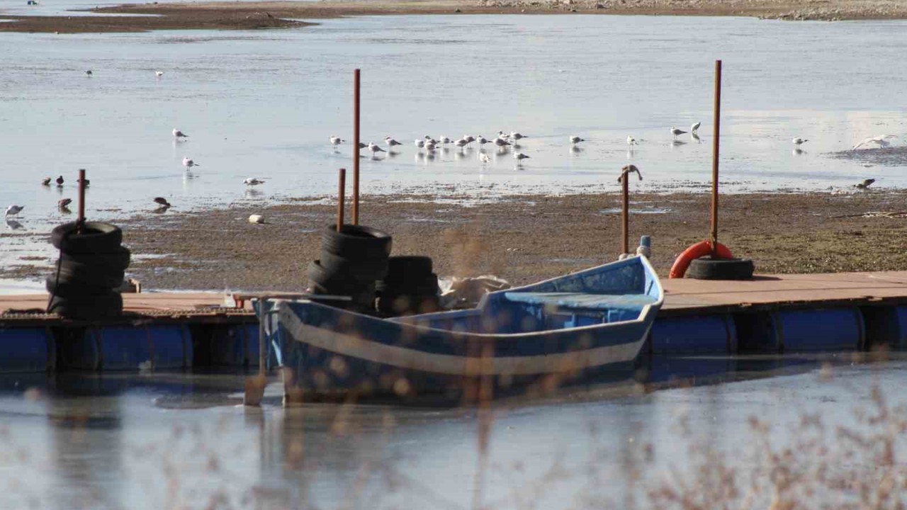 Şiddetli soğuklar Beyşehir Gölü kıyılarının buz tutmasına yol açtı

