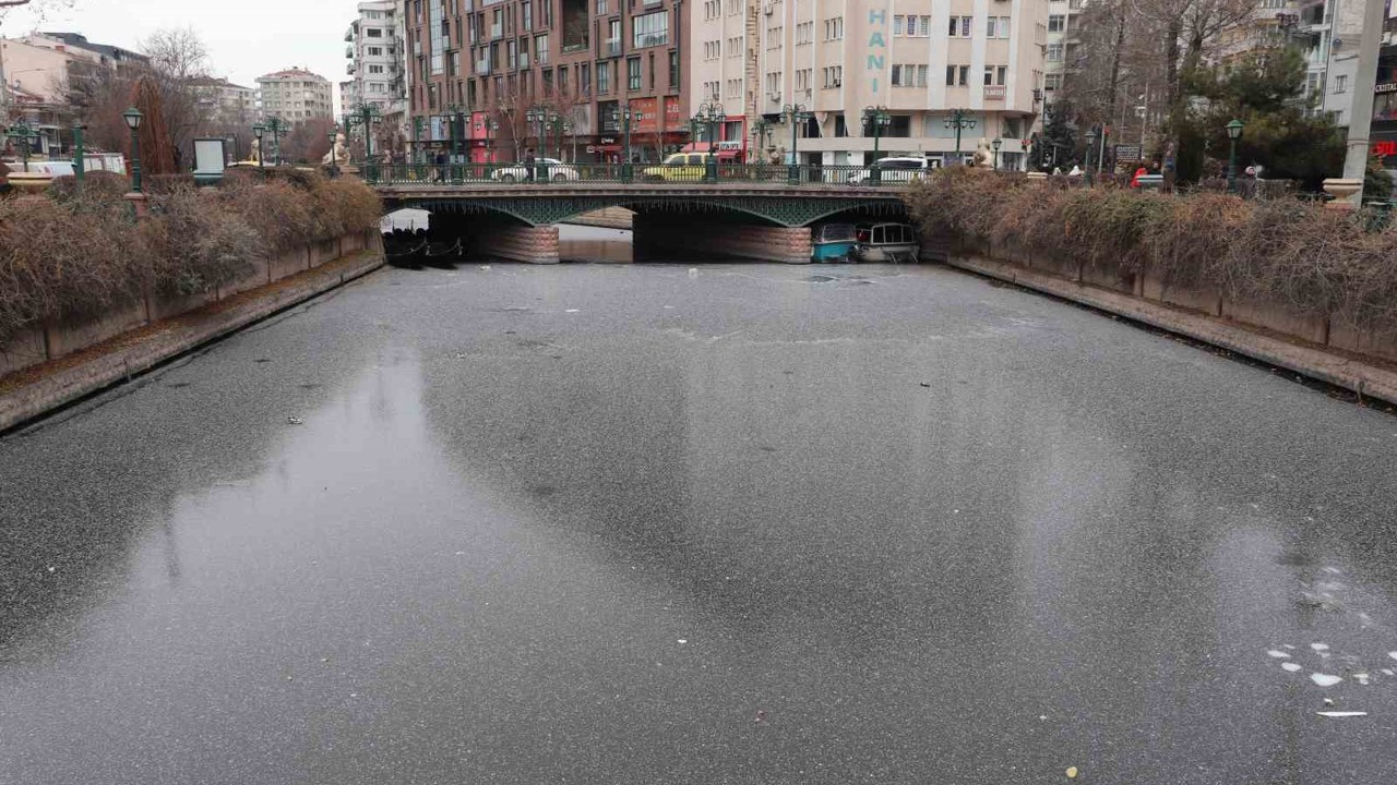 Porsuk Çayı’nın buz tutan yüzeyi çöple kaplanmaya başladı
