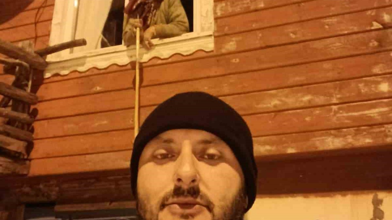 Köy muhtarı yaşlı kadının ilaçlarını 2 kilometre yürüyerek ulaştırdı
