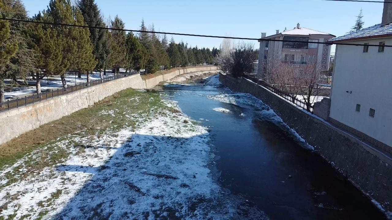 Soguk hava nedeniyle Gali Çayı biz tuttu
