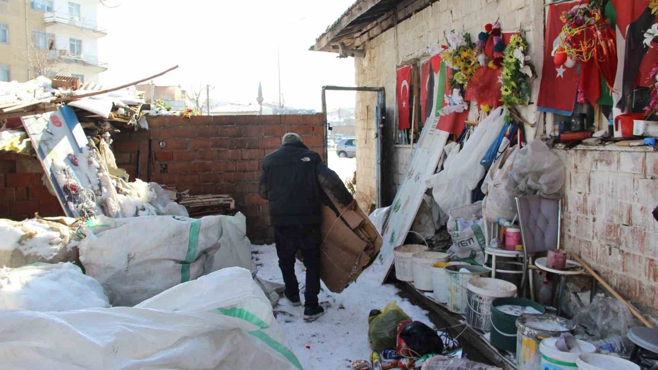 79 yaşındaki adamın bayrak hassasiyeti: Atık toplarken bulduğu bayrakları evinin duvarına asıyor
