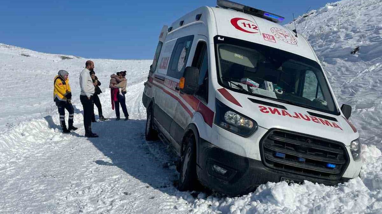 Elazığ’da hasta çocuk greyderle ambulansa ulaştırıldı
