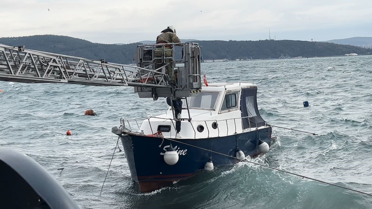 Sarıyer’de lodos nedeniyle teknede mahsur kalanları itfaiye kurtardı
