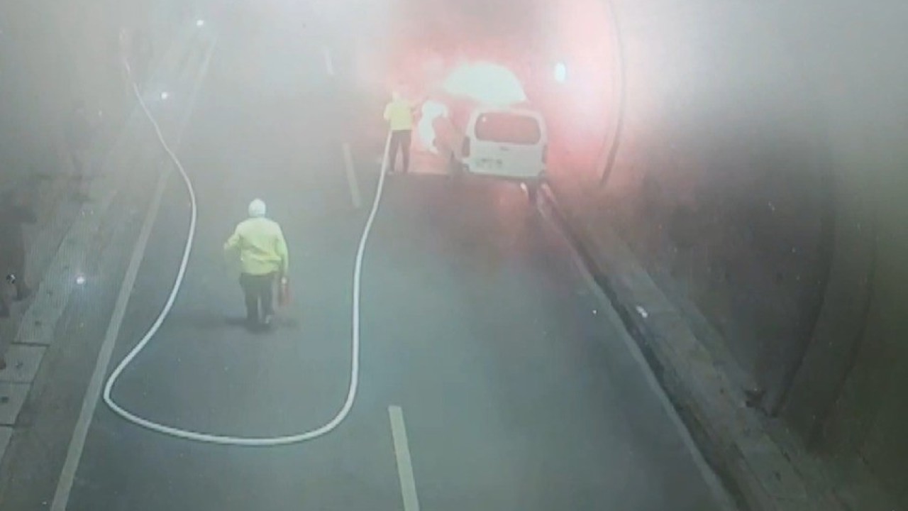 Yanan aracı trafik polisleri söndürdü
