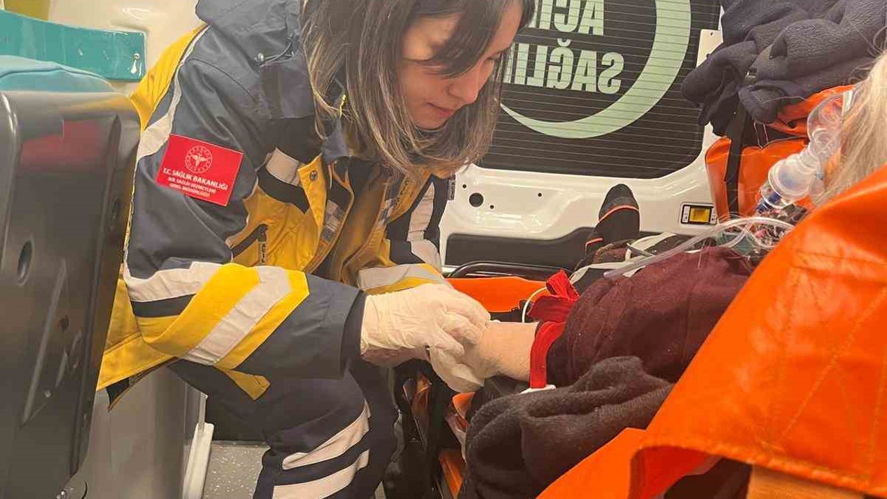 Karla kaplı yollarda zamana karşı yarış kameraya yansıdı
