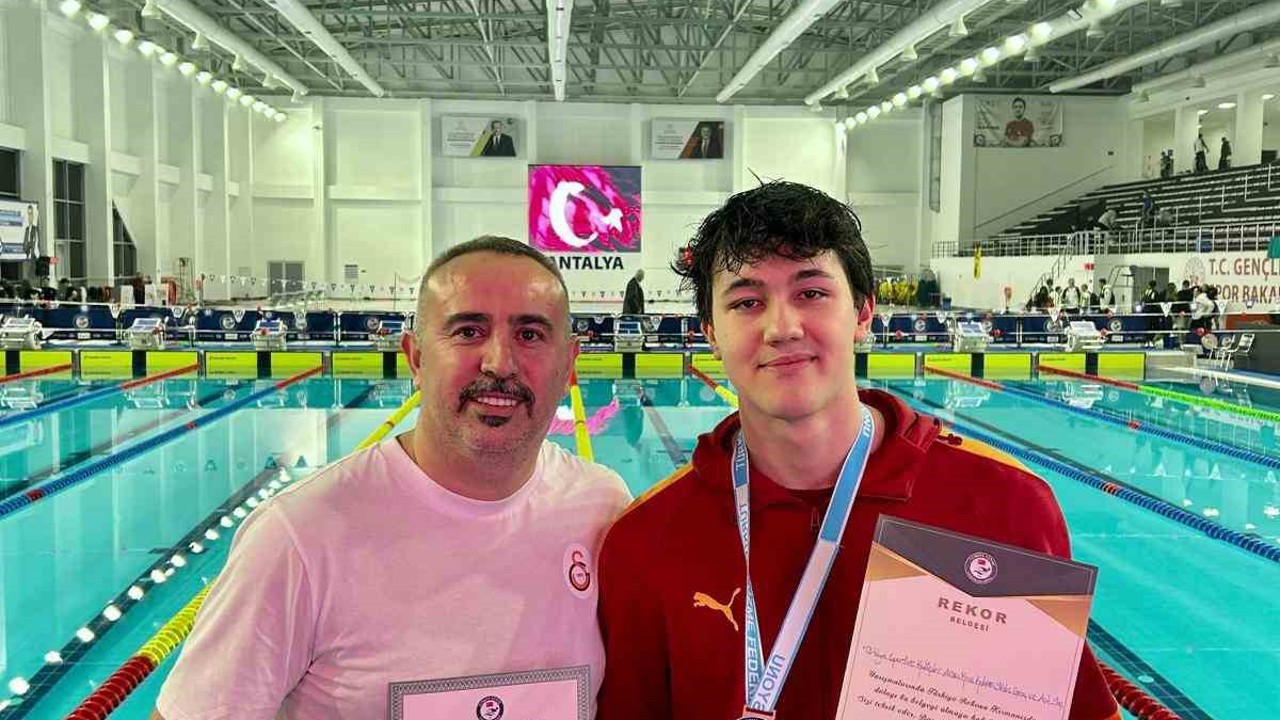 Denizlili sporcu yüzmede üç Türkiye  rekoru kırdı
