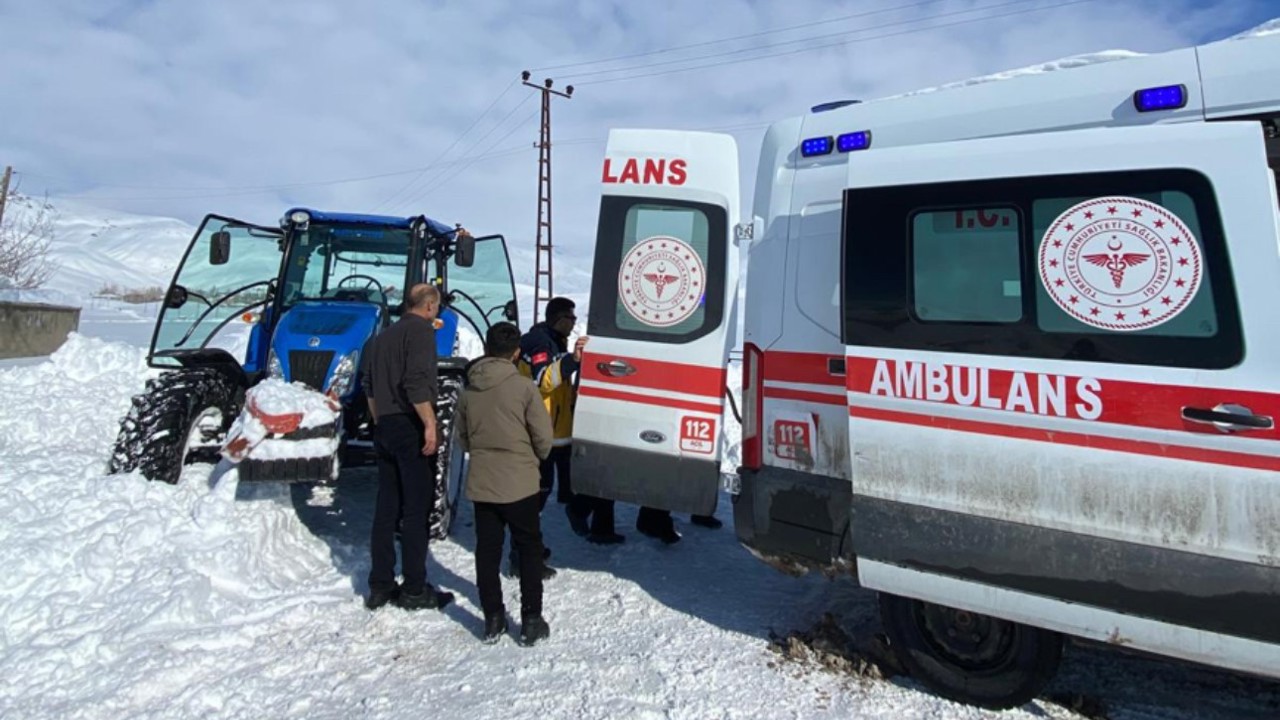 Yüksekova’da film sahnelerini aratmayan görüntüler: Hastayı kurtarmak için traktörle seferber oldular
