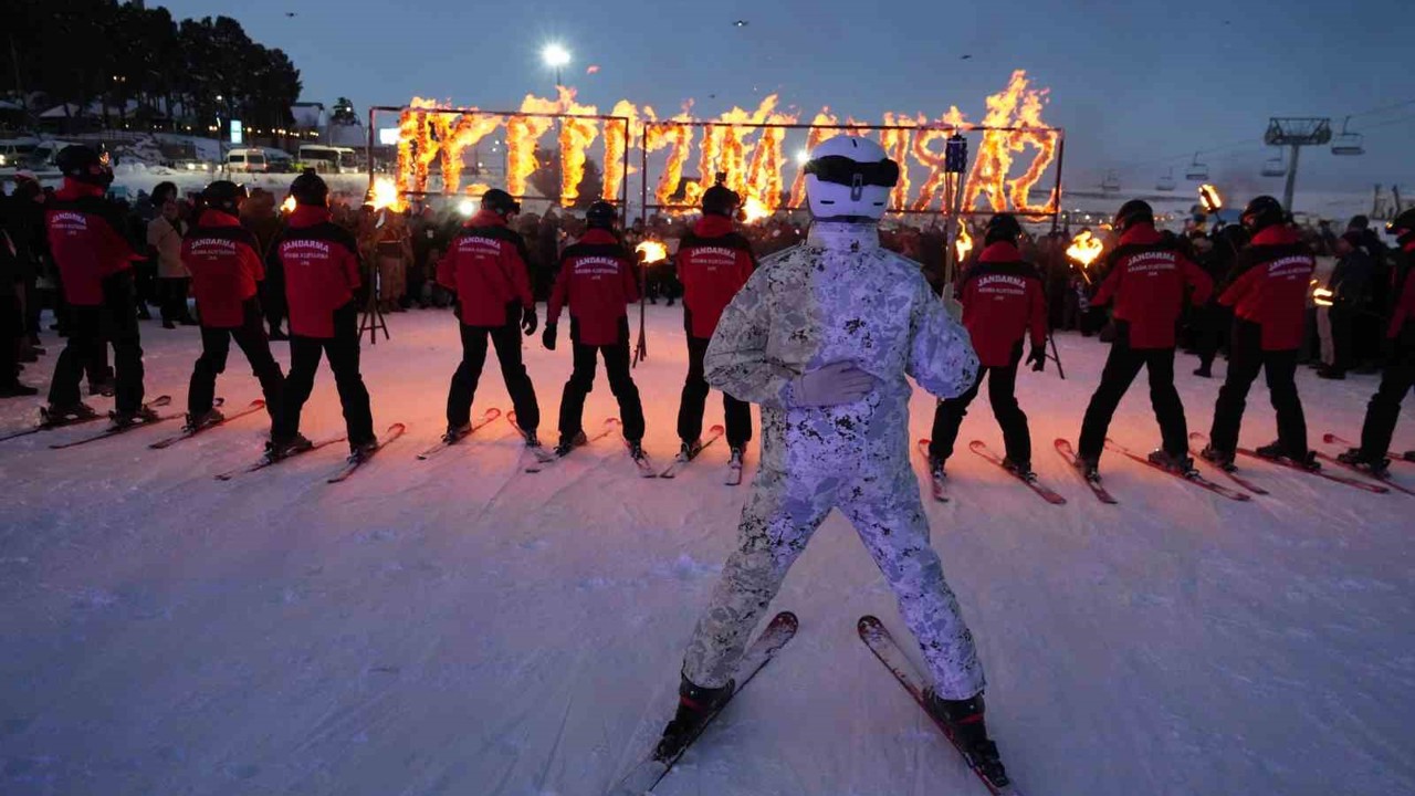 Sarıkamış şehitleri anısına meşaleli kayak gösterisi
