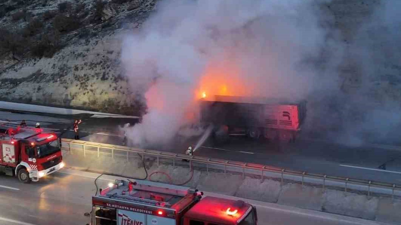 Kütahya’da seyir halindeki tır alevlere teslim oldu
