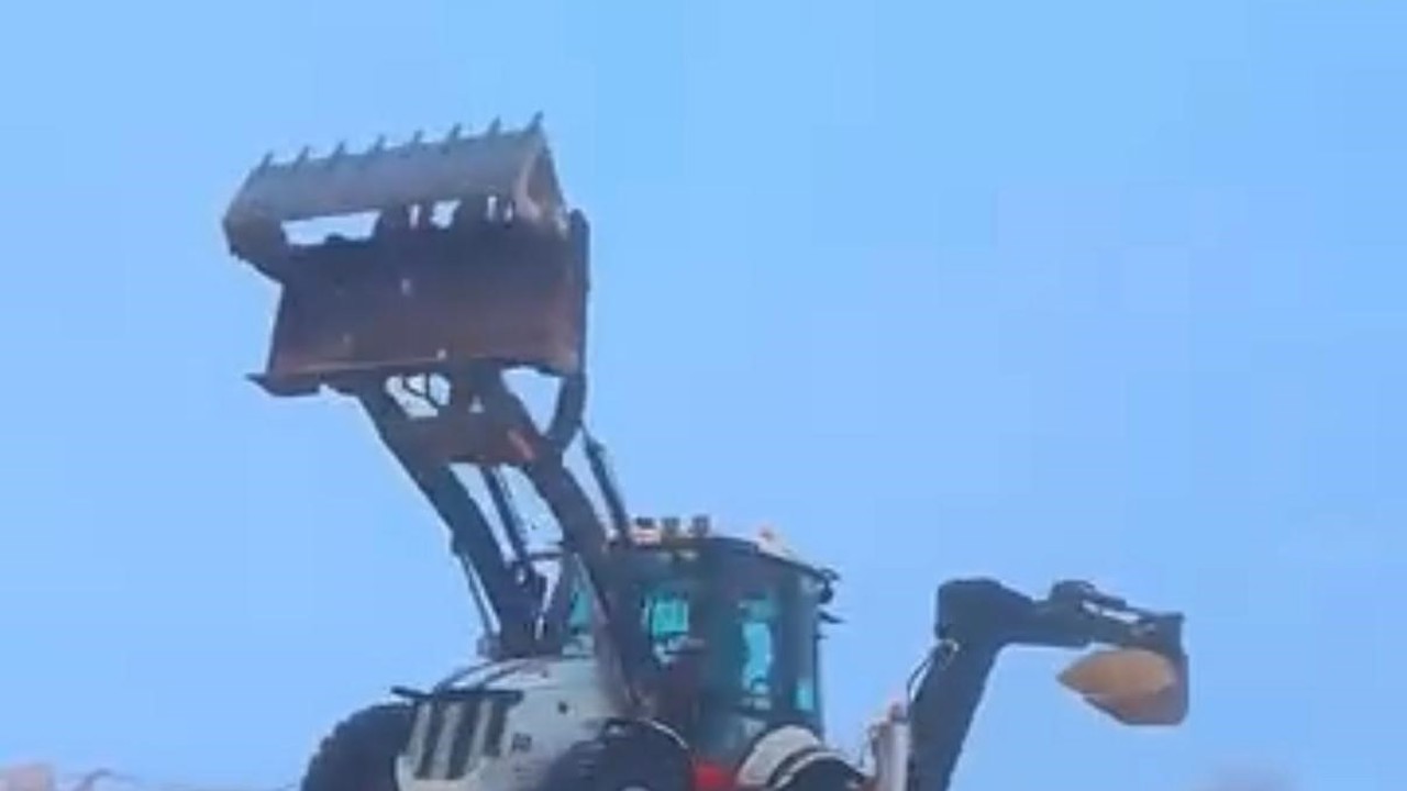 Diyarbakır’da kepçe operatörü iş makinasıyla drift attı
