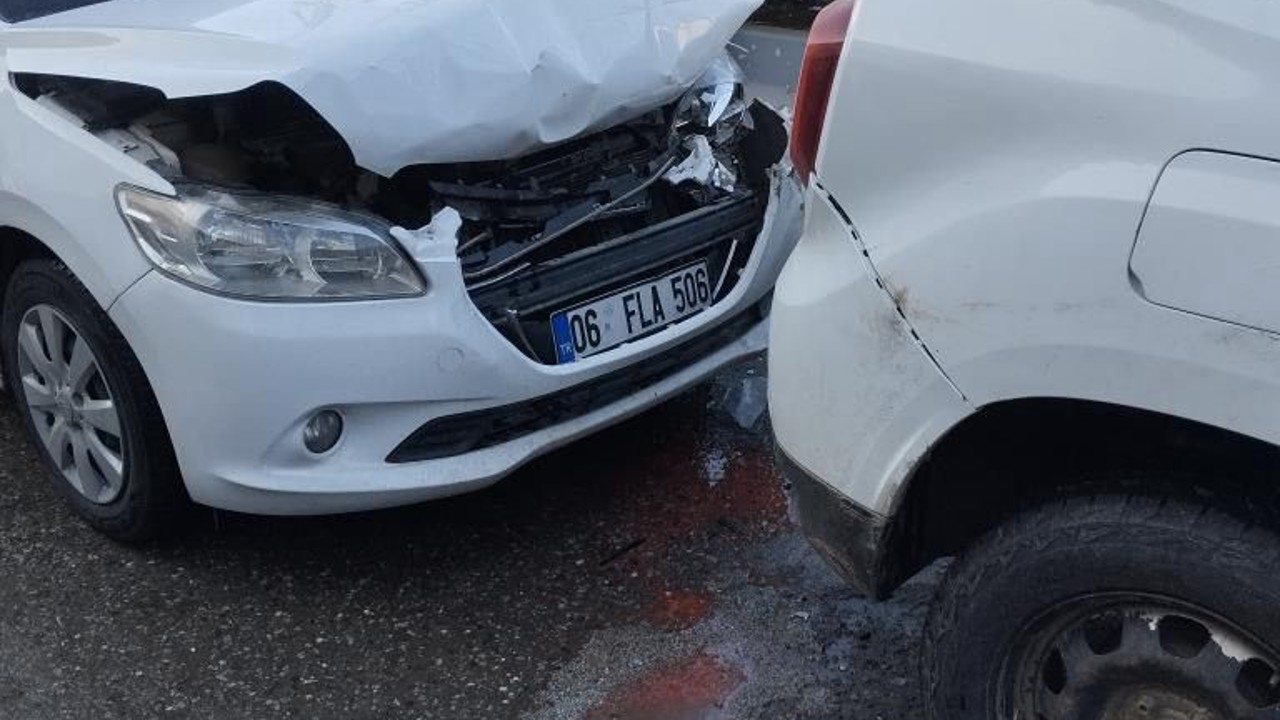 Kurtalan’da iki otomobil çarpıştı
