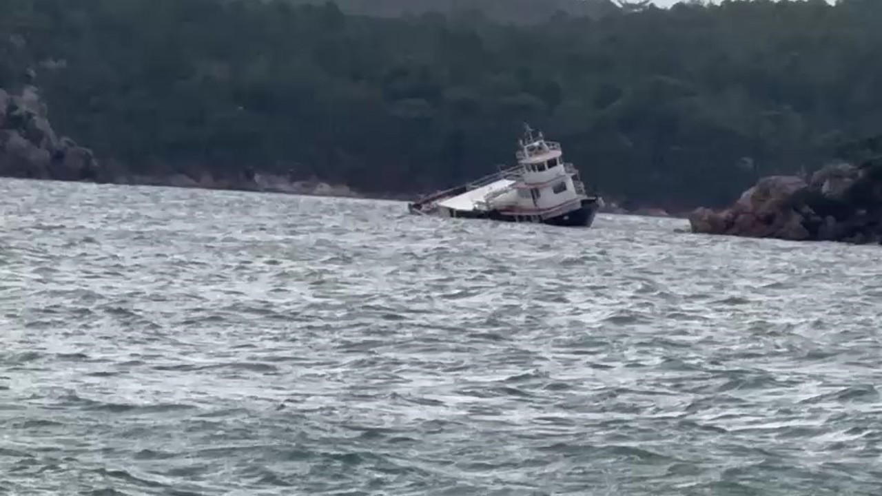 Balıkesir’de fırtına nedeniyle 25 metrelik feribot koya sürüklenerek karaya oturdu
