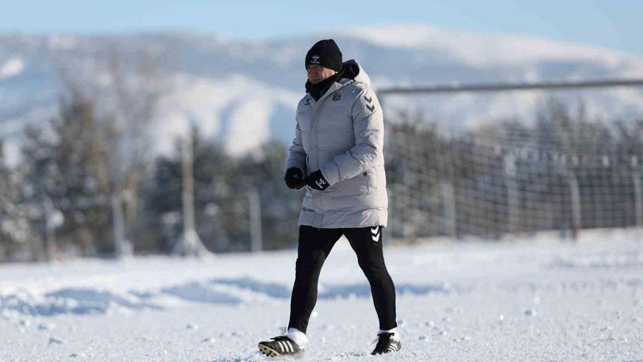 Sivasspor eksi 15 derecede idman yaptı
