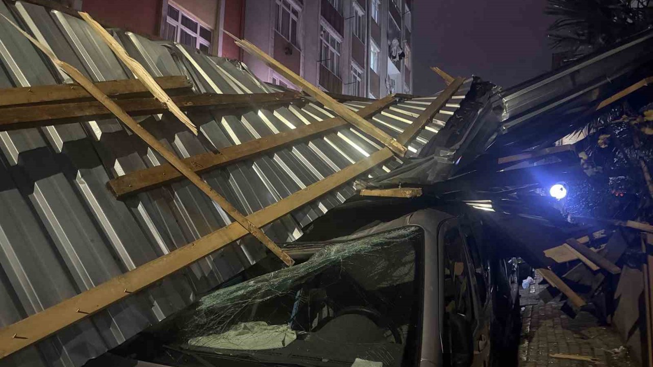 Küçükçekmece’de şiddetli rüzgar çatıyı uçurdu: Araçlar zarar gördü
