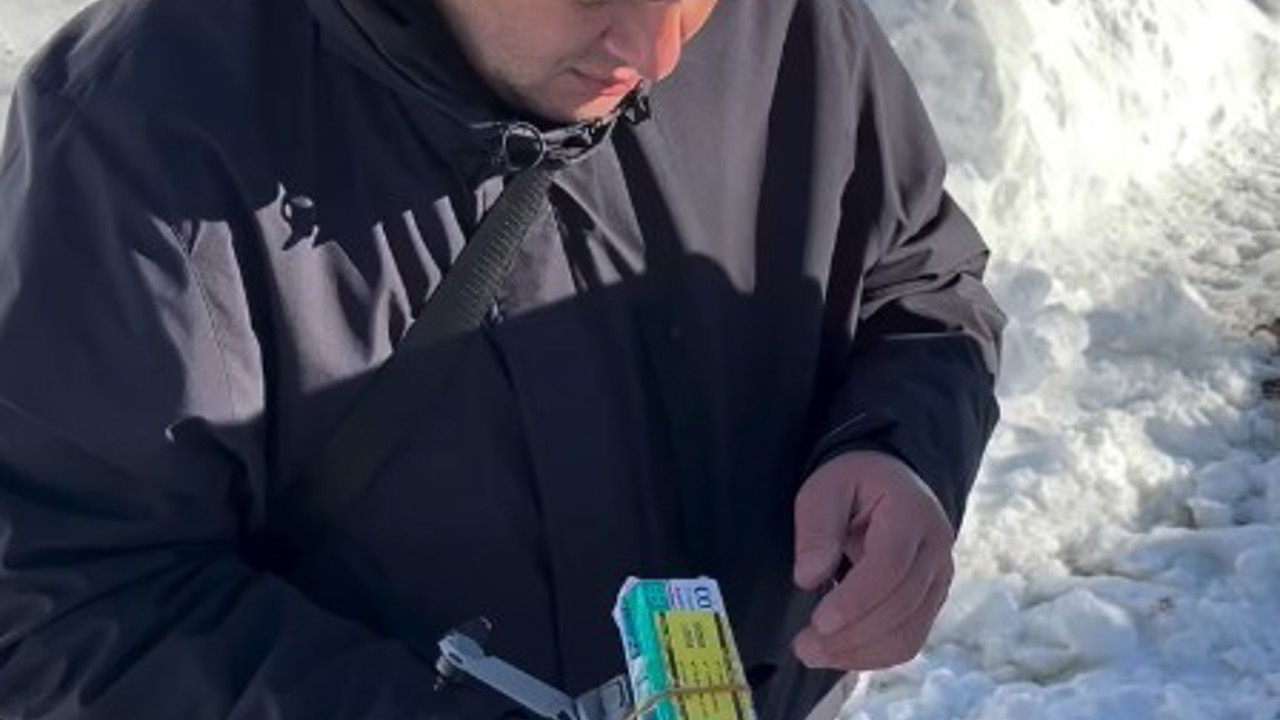 Yolu kapanan köydeki yaşlı adamın ilaçları dronla ulaştırıldı
