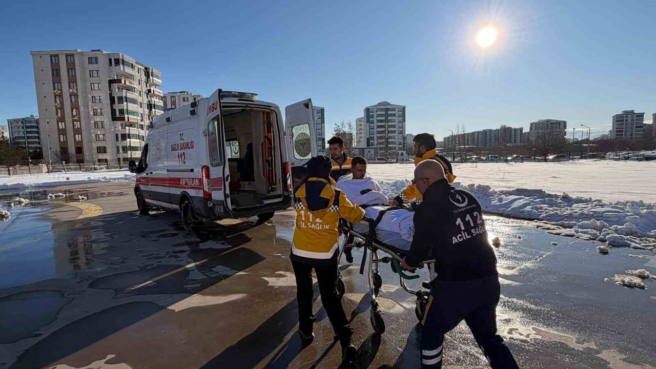 20 yaşındaki hasta, yollar kapalı olunca helikopter ambulansla hastaneye ulaştırıldı
