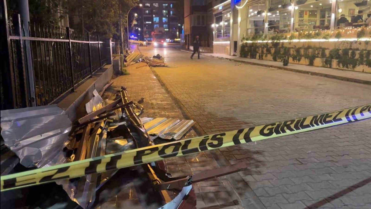 Samsun’da fırtına çatıları uçurdu, ağaçları devirdi
