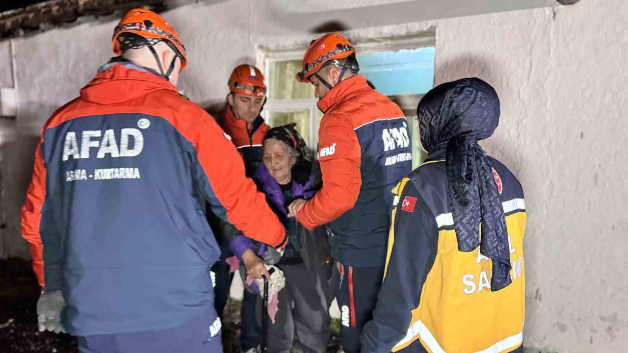 Edirne’de korku dolu dakikalar, çökme riski nedeniyle AFAD vatandaşları tahliye etti
