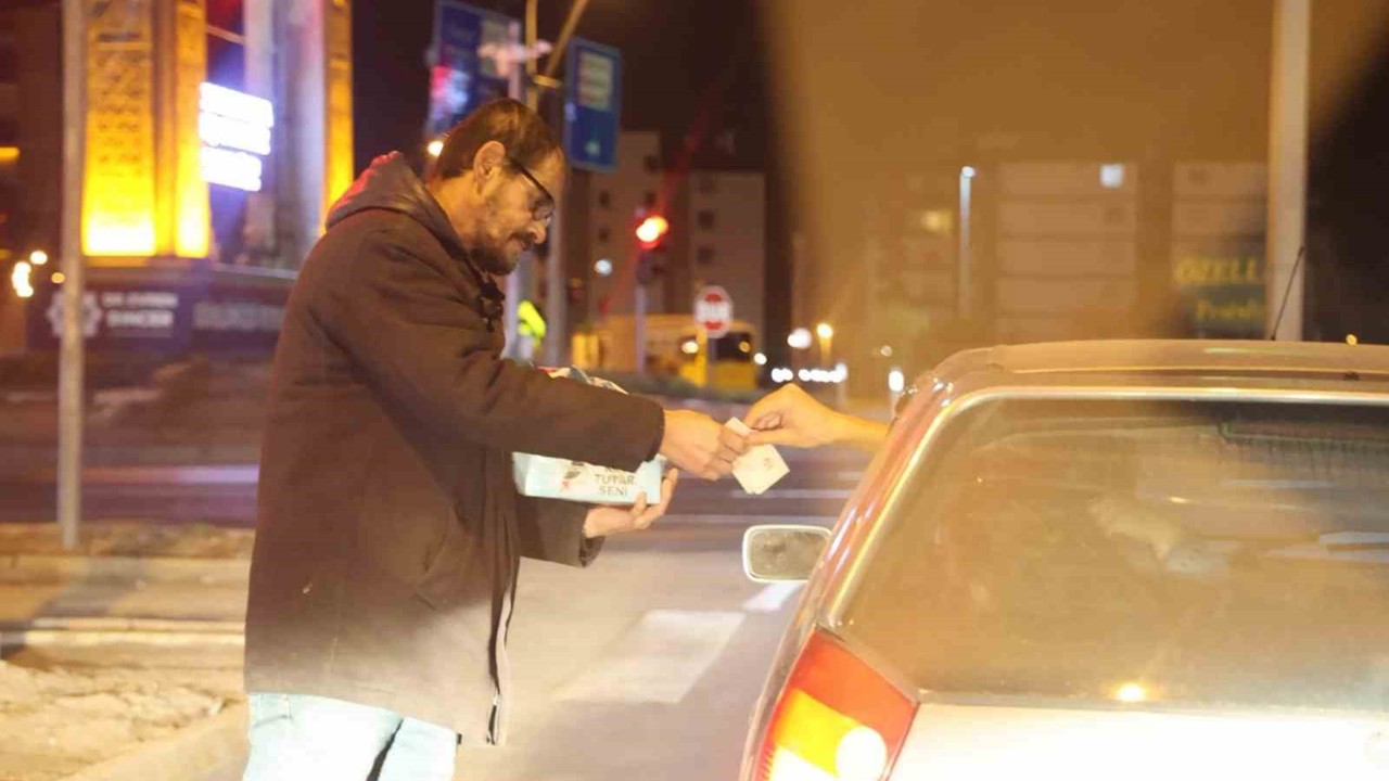 Aksaray’da karayolundaki kavşakta mendil satarak kazanç sağlıyor
