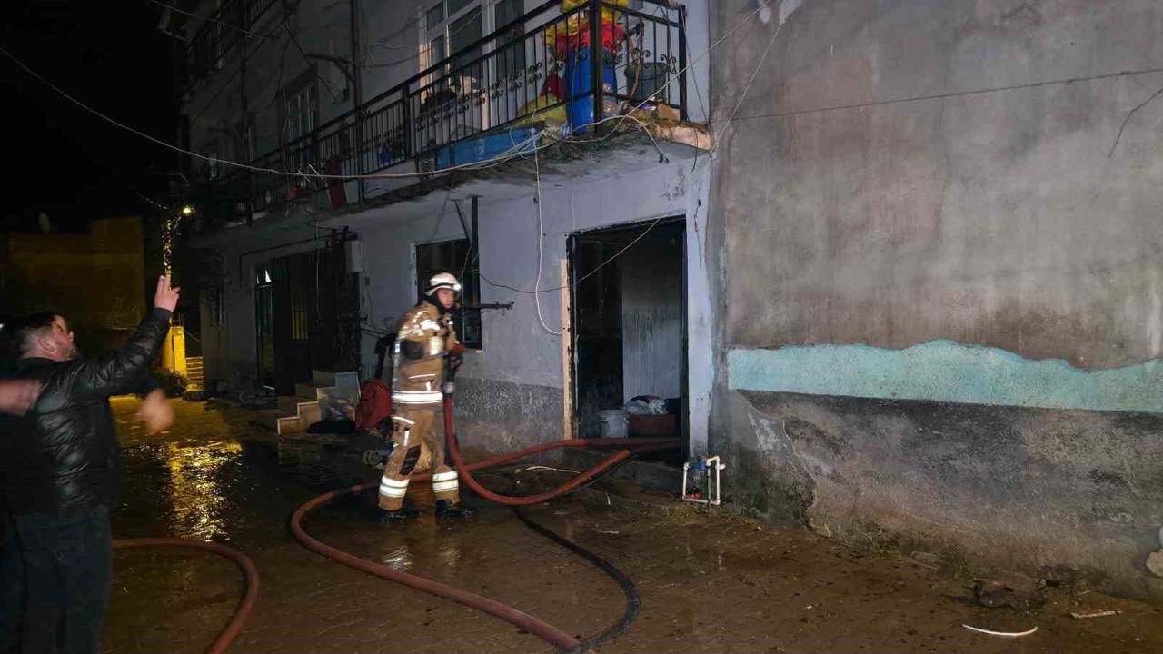 Bursa’da 2 katlı evde çıkan yangın korkuttu
